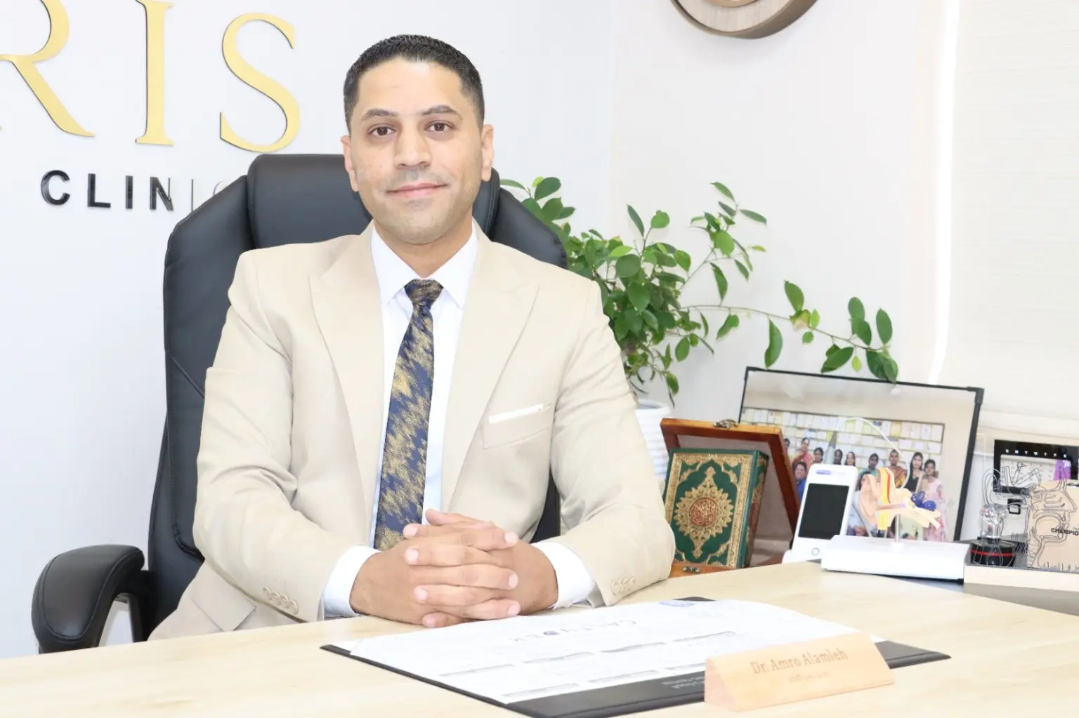 الدكتور عمرو يوسف العملة في عيادته
